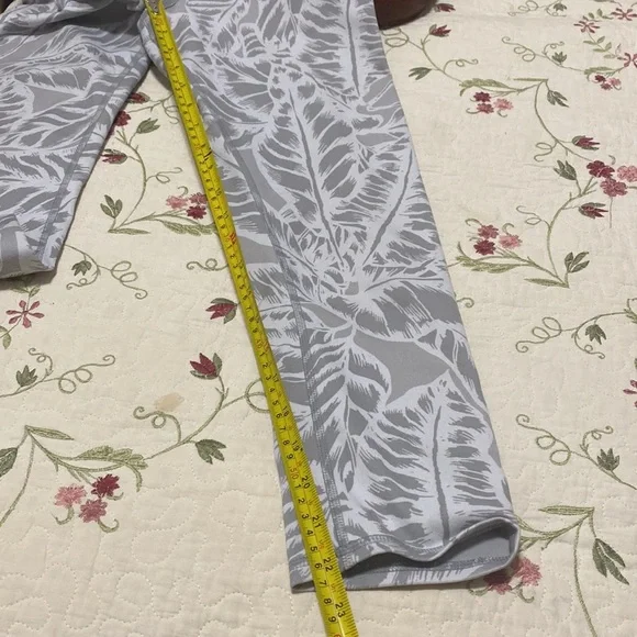 Alo Yoga Palm Springs airbrushed white leggings leaves stripes women's medium - Picture 6 of 11